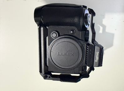 Lumix S5iix with cage
