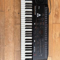 Roland E 28 Keyboard w/ stand and adapter