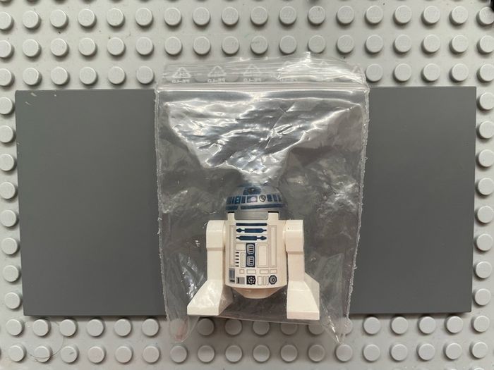 lego star wars sw0527 Astromech Droid, R2-D2 minifigure- Flat Silver Head, Red Dots and Small Receptor