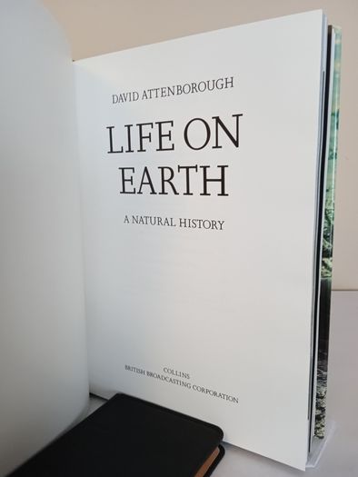 Life on Earth: A Natural History by David Attenborough (HQ648)