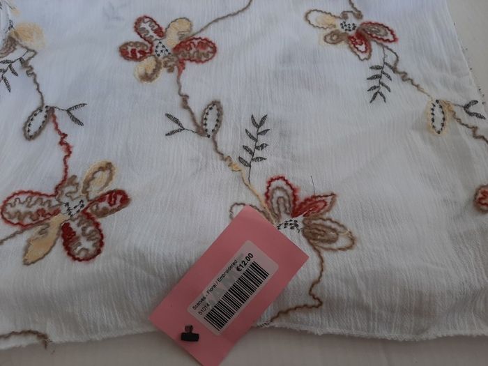 New scarf with tag
