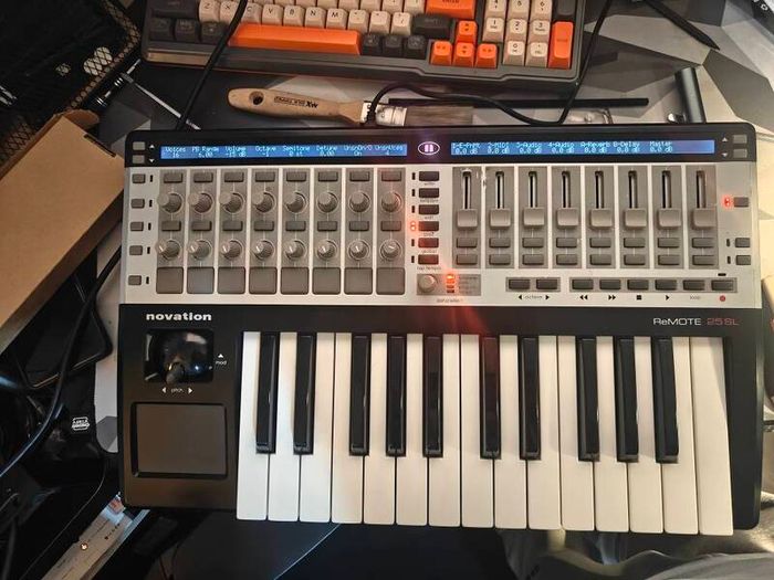Novation: ReMOTE 25SL MIDI Controller
