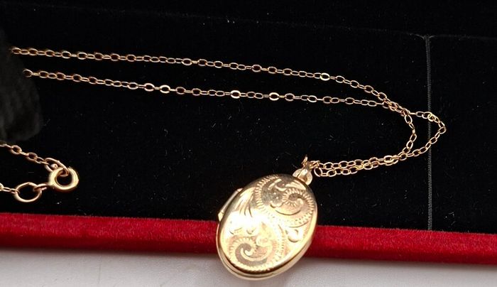 Vintage 9ct yellow gold locket necklace