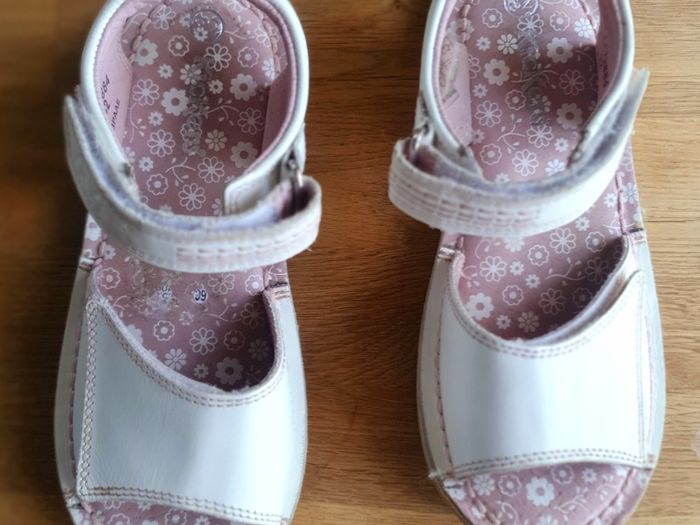 Great Girls White Kickers Sandals Size 13