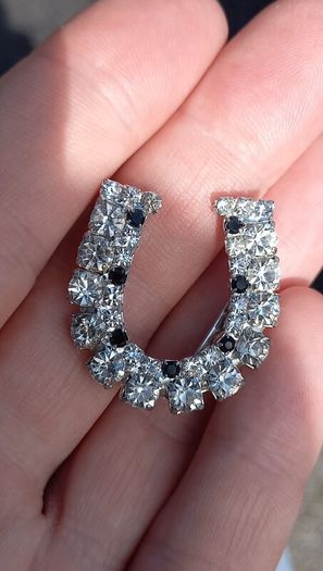 Vintage jewelry is sold individually for 5 to 10 euros