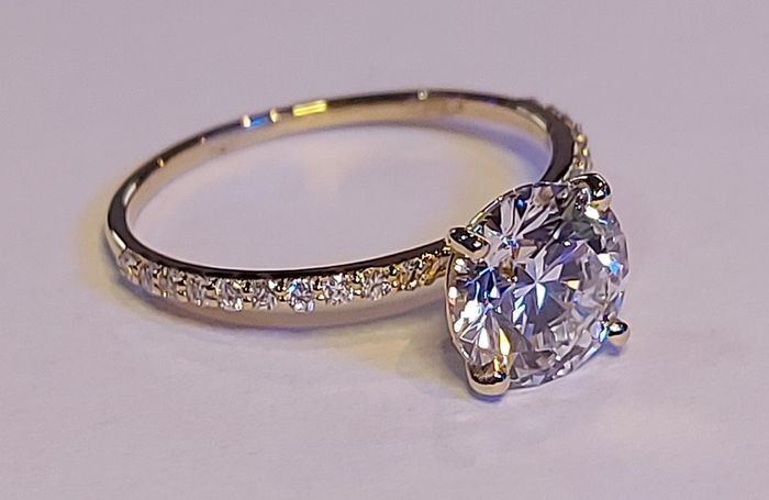 14k Gold ring with 2.07 ct Lab-Grown Diamond, 1.87ct main lab-diamond cerified by IGI and Laser inscripted Ideal cut!