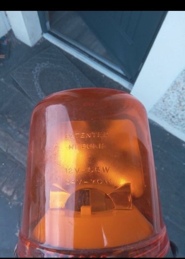 Magnetic roof beacon light