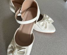 Girls cream small heeled shoes