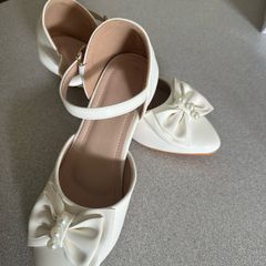 Girls cream small heeled shoes