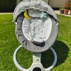 Mia electric baby swing -- Excellent condition