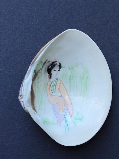 A Pair of Hand Painted Chinese Decorative Clam Shells
