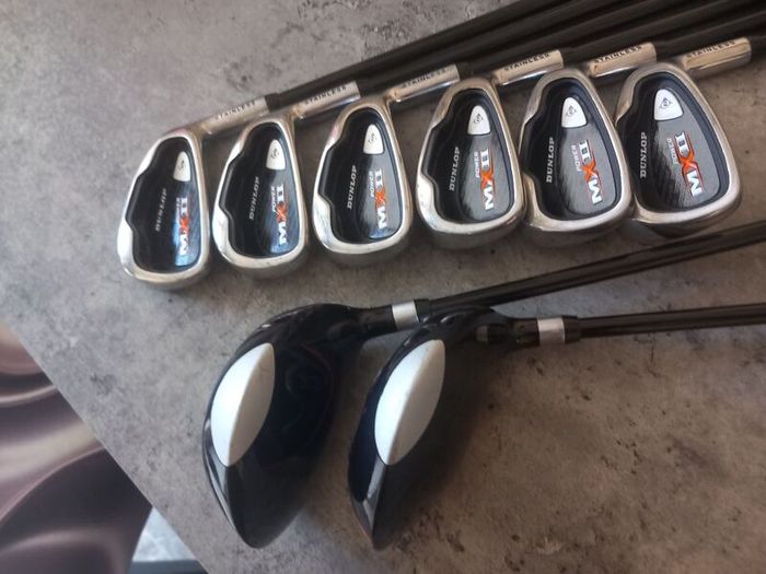 Dunlop golf clubs and bag with stand. Right handed clubs.