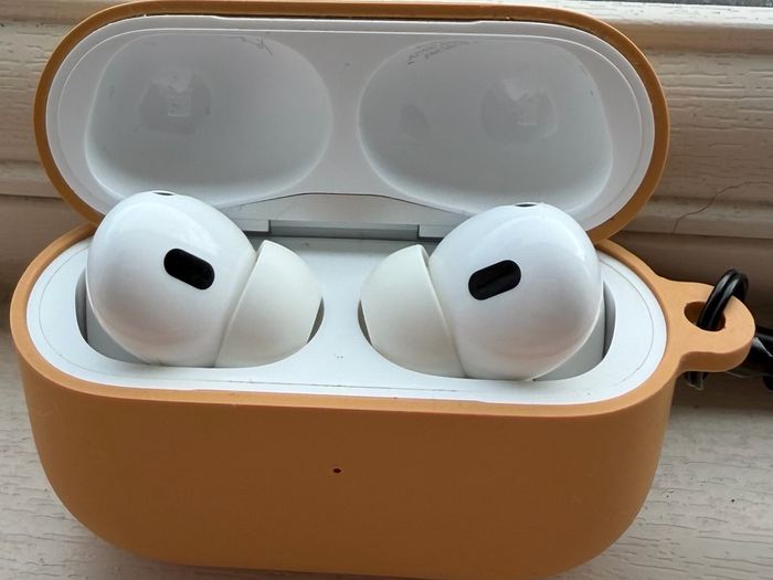 AirPods Pro 2 + case & charger