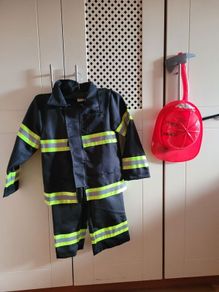 Kids Halloween fire fighter costume size: 6 years