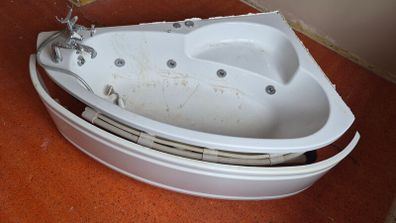 Free Jacuzz Bath Tub 1.5m x 0.9m x .53m high.