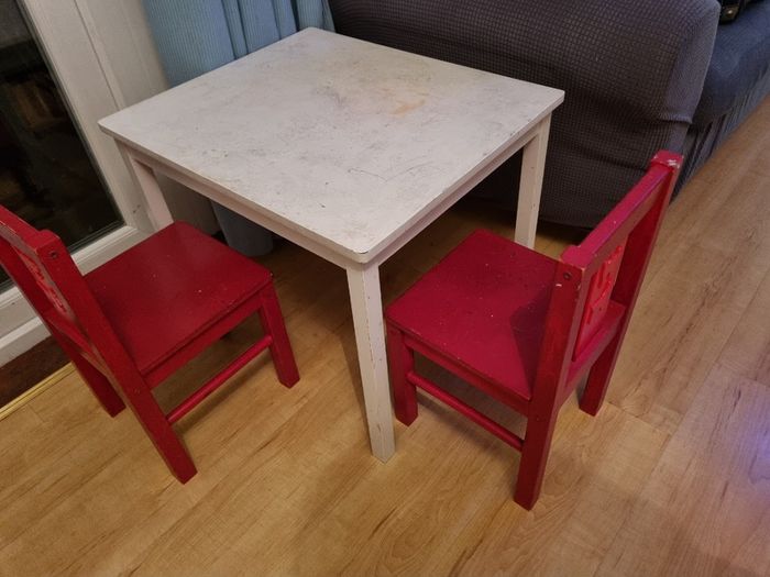 Kids table and chairs