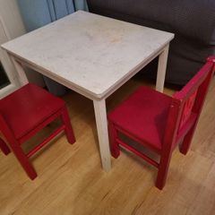 Kids table and chairs