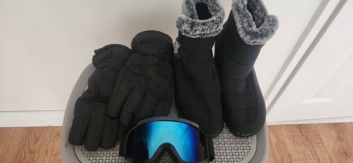 Woman ski boots gloves and glasses