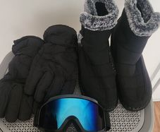 Woman ski boots gloves and glasses