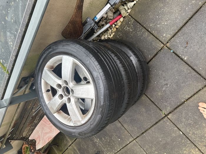 Volkswagen Golf 5 good tires and alloys