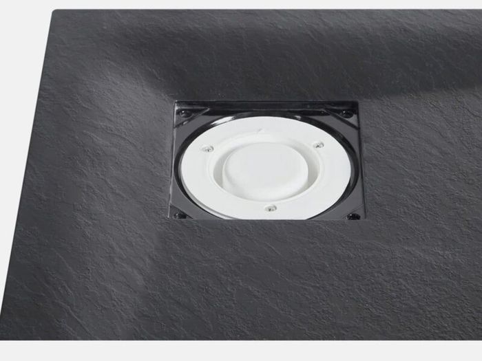 Low profile shower tray