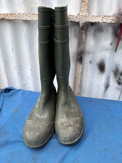 Size 10 steel toe wellingtons