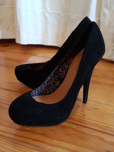 BNWT Black Suede High Heels Size 5