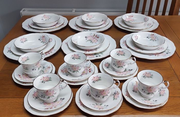 Dinner Set Elizabethan Hand Decorated Fine Bone China England