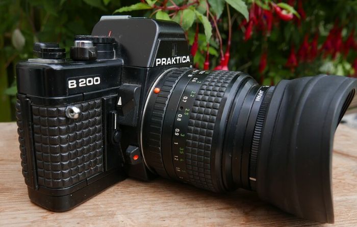 RARE Praktica B200 35mm Film SLR Camera HOIA 49mm Lens ( works well)