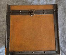 Vintage wine box, capacity 6 bottles.