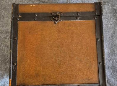 Vintage wine box, capacity 6 bottles.
