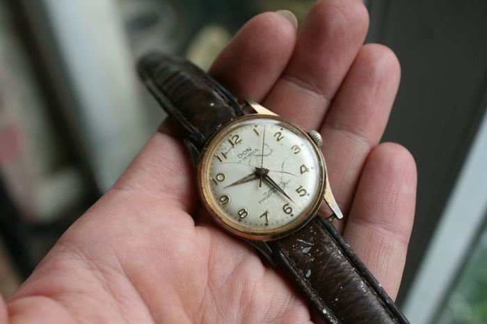 Vintage Mechanical Hand-Winding Wristwatche (works well)