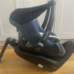 Maxi Cosi Pebble Plus and 2 Way Fix Isofix base