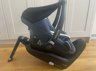 Maxi Cosi Pebble Plus and 2 Way Fix Isofix base