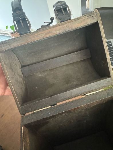 Vintage-style wooden wine gift box