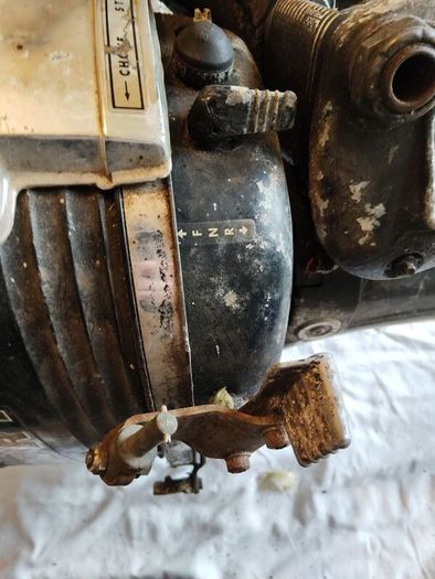 Vintage Mercury Outboard Motor 6hp and Mercury Fuel Tank