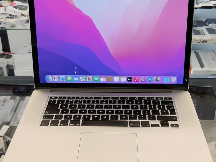 Apple MacBook Pro A1398 Retina 15.4" Mid 2015 256GB SSD 16GB Ram 2.50 GHz Core i7 macOS Monterey (Battery Cycle: 1276)