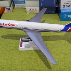LAN Chile 1:200 scale model airplane, Boeing 767 aircraft