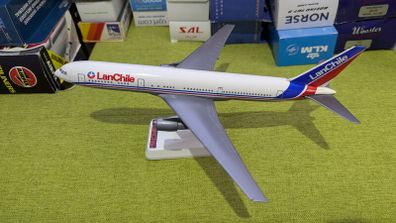 LAN Chile 1:200 scale model airplane, Boeing 767 aircraft