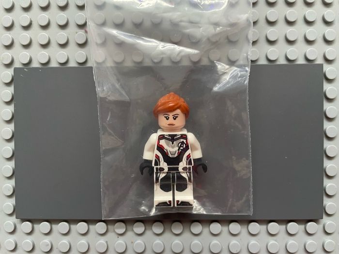 lego super heroes sh0571 Black Widow minifigure- White Jumpsuit, Dark Orange Ponytail