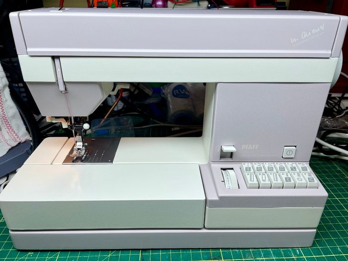 PFAFF 1051 Heavy Duty Sewing Machine - With IDT - Just serviced - Like new condition