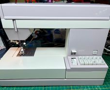 PFAFF 1051 Heavy Duty Sewing Machine - With IDT - Just serviced - Like new condition