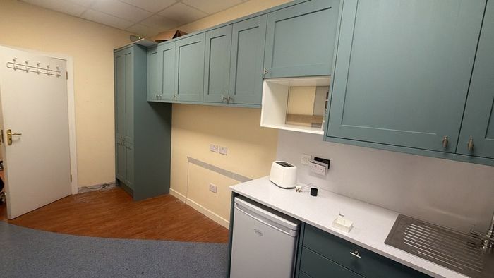 Carpenter Handyman kitchen fitter Flat pack specialist