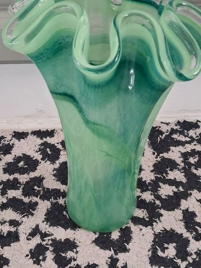 Handkerchief style glass vase