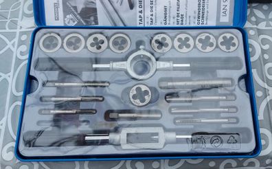 Tap and die set