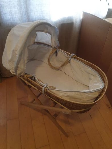 moses basket and stand