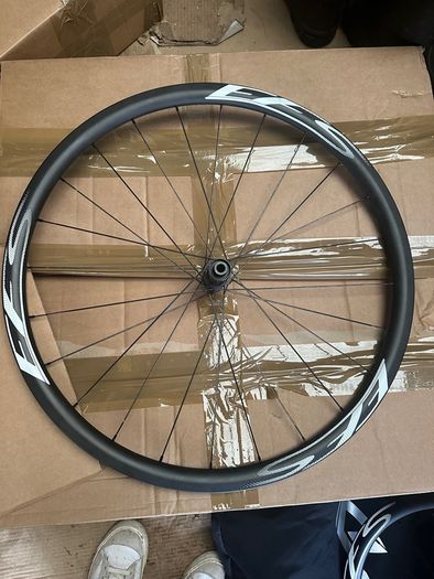 EFS Carbon wheelset DT Swiss 180 ceramic bearings
