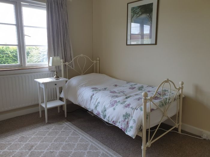 Lyon Cream metal bed