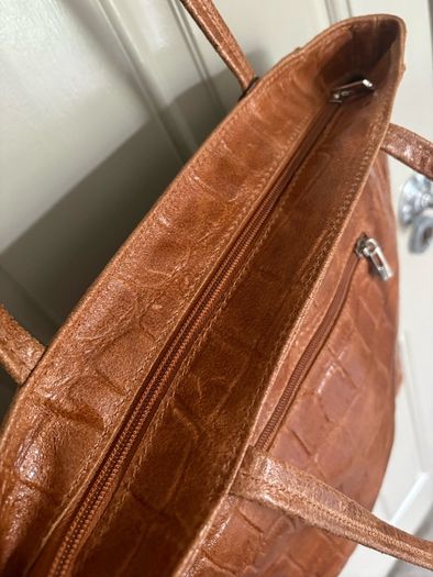 Mid sized genuine leather tote in cognac