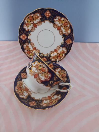 21 Piece Royal Albert China  'HEIRLOOM ' Tea Set